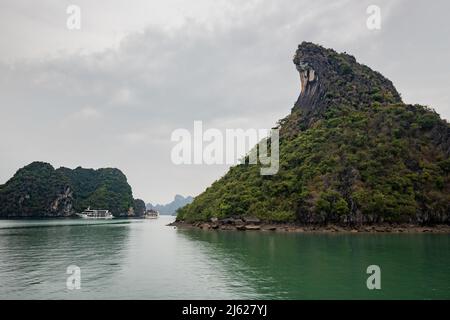 Bild von einer Kreuzfahrt über die Lan Ha Bay. Bewölkt und neblig zu Beginn des Jahres. Stockfoto