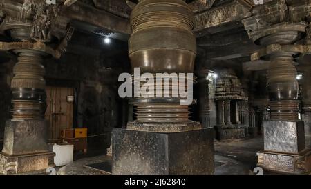 Die Steinsäulen im Hoysaleswara Tempel, Halebeedu, Karnataka, Indien Stockfoto