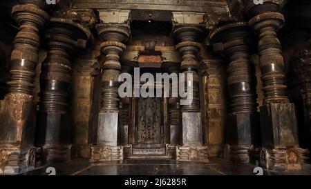 Die Statue von Vijaya Adinath Jain und Soft Shining Säulen im Tempel. Halebeedu, Karnataka, Indiai Stockfoto