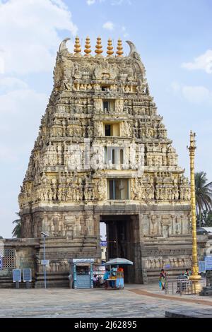 INDIEN, KARNATAKA, BELUR, 2022. Februar, Menschen am Eingangstor des Chennakeshava-Tempels, des Chennakesava-Tempels, ursprünglich Vijayanarayana-Tempel genannt Stockfoto