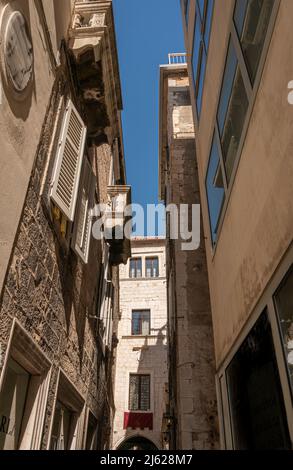 Blick auf Gebäudefassaden in einer engen Gasse im Diokletianspalast in der antiken Stadt Split, Kroatien Stockfoto