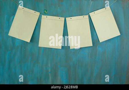 Leere Notizen hängen auf grungigem Hintergrund, Nachricht, Anouncement, Kommunikation Mock up, freie Kopie Raum. Stockfoto