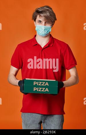 Pizzalieferer in rotem T-Shirt mit Pappkartons Stockfoto
