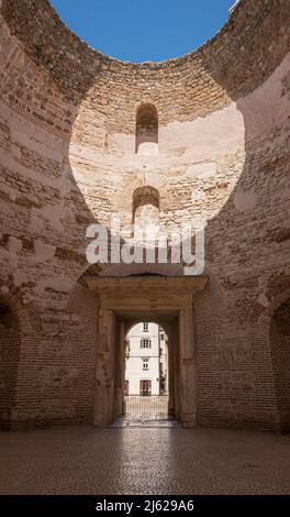 Blick auf die Öffnung im Kuppeldach des Diokletianpalastes in Split, Kroatien Stockfoto