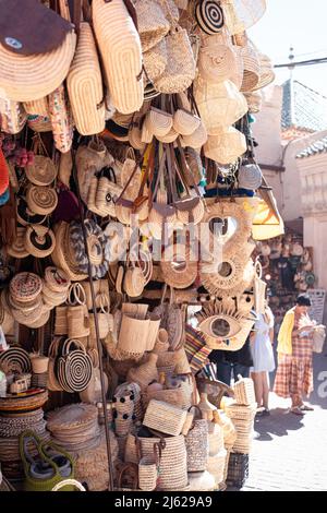 Handgemachte marokkanische Korbhüte und Körbe in Marrakesch Stockfoto