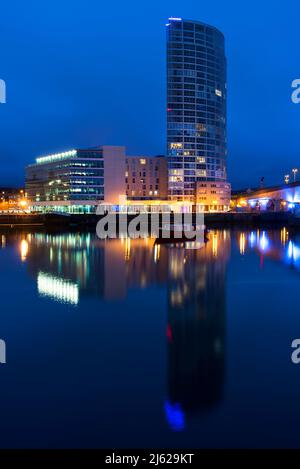 Das Opel-Gebäude neben der Brücke M3, Laganside, Belfast, Nordirland Stockfoto