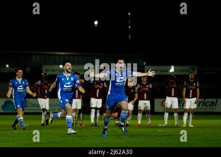 SOUTH SHIELDS, GROSSBRITANNIEN. APR 26. die Spieler von Warrington Town feiern ihren Sieg beim Halbfinalspiel der Northern Premier League zwischen South Shields und Warrington Town im Mariners Park, South Shields, am Dienstag, den 26.. April 2022. (Kredit: Will Matthews | MI News) Kredit: MI News & Sport /Alamy Live News Stockfoto