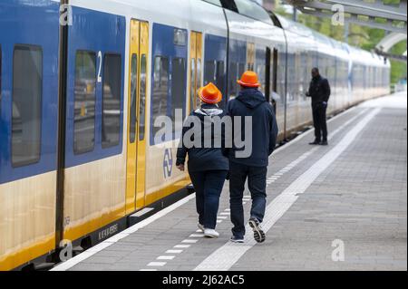 AMSTERDAM , Netherlands, 27/04/2022, 2022-04-27 10:26:53 AMSTERDAM - Nachtschwärmer kommen am Hauptbahnhof an, um den Königstag in der Hauptstadt zu feiern. Nach zwei Jahren, in denen der King's Day aufgrund der Corona-Pandemie in kleinem Umfang gefeiert werden musste, wird die Party auch in diesem Jahr wieder im großen Stil gefeiert. ANP EVERT ELZINGA netherlands Out - belgium Out Credit: ANP/Alamy Live News Stockfoto