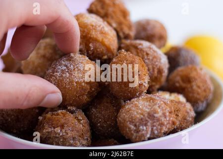 Die flauschigen Pfannkuchen mit Zitrone auf einem rosa Hintergrund. Stockfoto