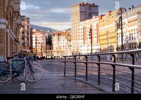 Fahrrad an der Fahrradstation für Reisen oder Transport in der Stadt Europa. Nachhaltiges Reisen. Fahrradverleihsystem. Fahrrad geparkt am Bahnhof auf verschwommen Menschen ein Stockfoto