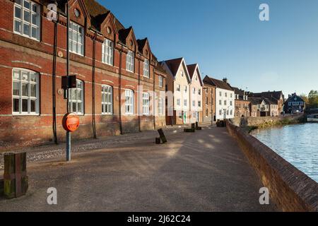 Frühlingsnachmittag am Flussufer in Norwich, Norfolk, England. Stockfoto