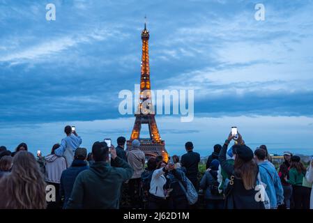 Spanien. 23. April 2022. Touristen werden gesehen, wie sie am 23. April 2022 Fotos machen und das Denkmal des Eiffelturms in Paris, Frankreich, beobachten. Die Tourismussaison ist fast vor der Pandemie von Covid-19 wieder da, da die Reisebeschränkungen in Europa aufgehoben werden. (Foto von Davide Bonaldo/Sipa USA) Quelle: SIPA USA/Alamy Live News Stockfoto