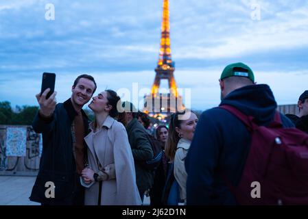 Spanien. 23. April 2022. Touristen werden gesehen, wie sie am 23. April 2022 Fotos machen und das Denkmal des Eiffelturms in Paris, Frankreich, beobachten. Die Tourismussaison ist fast vor der Pandemie von Covid-19 wieder da, da die Reisebeschränkungen in Europa aufgehoben werden. (Foto von Davide Bonaldo/Sipa USA) Quelle: SIPA USA/Alamy Live News Stockfoto