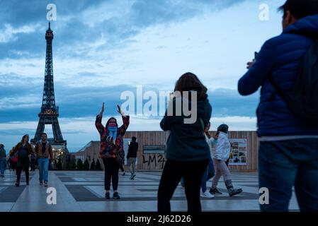 Spanien. 23. April 2022. Touristen werden gesehen, wie sie am 23. April 2022 Fotos machen und das Denkmal des Eiffelturms in Paris, Frankreich, beobachten. Die Tourismussaison ist fast vor der Pandemie von Covid-19 wieder da, da die Reisebeschränkungen in Europa aufgehoben werden. (Foto von Davide Bonaldo/Sipa USA) Quelle: SIPA USA/Alamy Live News Stockfoto