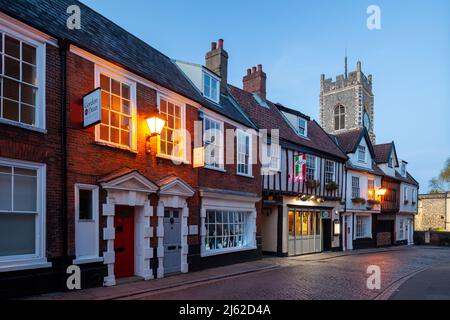 Die Nacht fällt auf der Princes Street in Norwich, England. Stockfoto