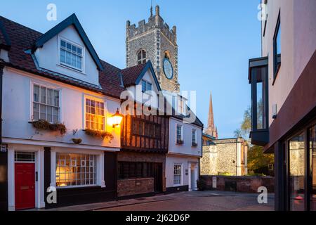 Die Nacht fällt auf der Princes Street in Norwich, Norfolk, England. Stockfoto