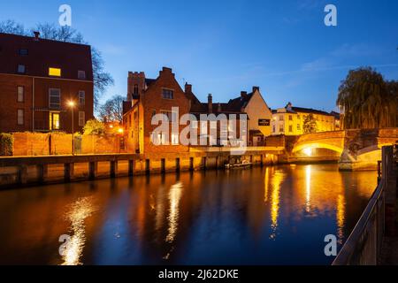 Die Nacht fällt auf dem Fluss Wensum in Norwich, England. Stockfoto