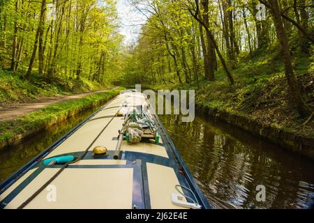 An Bord eines Schmalboots auf dem Llangollen-Kanal in der Nähe von Chirk North Wales ein idyllischer Kurzurlaub und ein alternativer Lebensstil auf dem Wasserstraßennetz Stockfoto