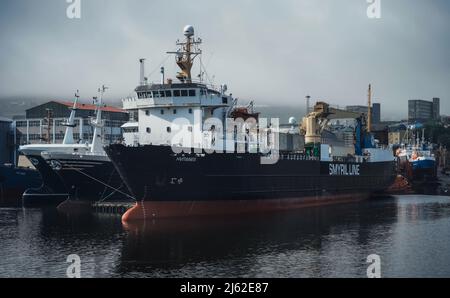 Torshavn, Färöer Inseln - 22. Juli 2019: Container-Frachtschiff im Hafen von Torshavn auf den Färöer Inseln. Torshavn Harbour liegt im Süden der Stadt Stockfoto