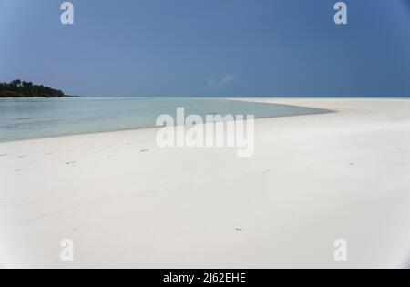 Sandbank auf Bangaram Island, Lakshadweep, Indien. Natürliche Schönheit der Insel mit weißem Sand und klarem Meerwasser. Stockfoto