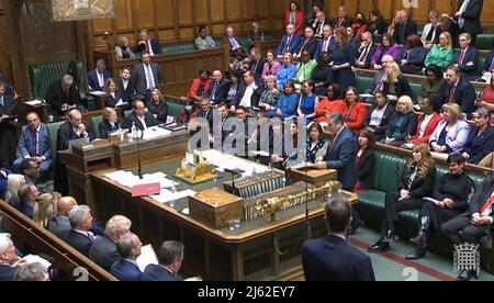 Der Labour-Vorsitzende Sir Keir Starmer spricht neben der stellvertretenden Labour-Führerin Angela Rayner in Hosen während der Fragen des Premierministers im Unterhaus, London.Bilddatum: Mittwoch, 27. April 2022. Stockfoto