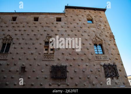 Detail der Hauptfassade der 'Casa de las conchas' in Salamanca, Spanien Stockfoto