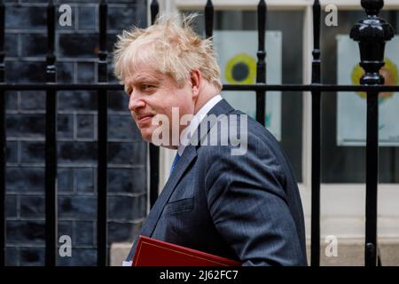 Downing Street, London, Großbritannien. 27.. April 2022.der britische Premierminister Boris Johnson verlässt die Downing Street Nummer 10, um an der wöchentlichen Fragestunde des Premierministers (PMQ) im Unterhaus teilzunehmen. Amanda Rose/Alamy Live News Stockfoto