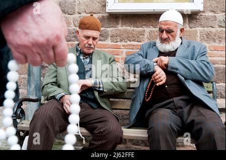 Alte Männer Rosenkranz vor dem Gebet. Warten auf das Gebet. Die Männer beten. Stockfoto