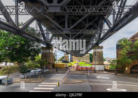 Sydney, Australien - 16. April 2022: Fußgängerweg unter der Sydney Harbour Bridge an einem Tag von der Cumberland Street aus gesehen. Stockfoto