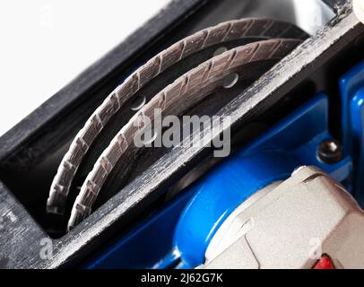 Leistungsstarker elektrischer Wandjäger zum Einbauen in Wänden. Bauwerkzeug Stockfoto