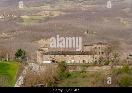 Die alte Burg von Golaso, Varsi, Parma, Italien, umgeben von Natur Stockfoto