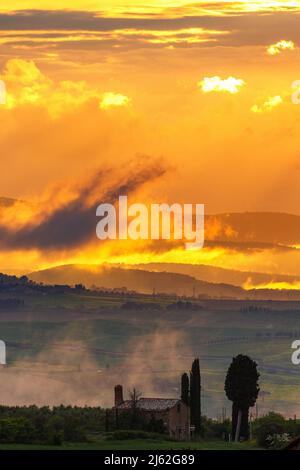 Landschaftlich schöner Sonnenuntergang über sanften Hügeln im Grünen Stockfoto