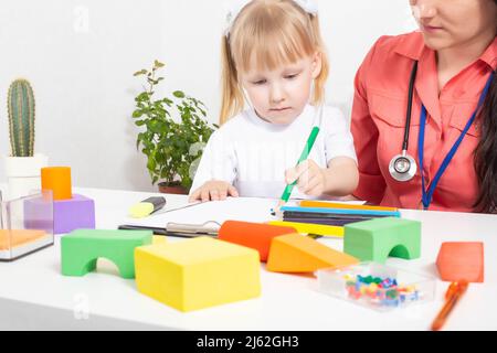 Kleines Mädchen 3-4 Jahre alt bei der Verabredung mit einem Kinderarzt. Sorten von Kinderärzten, Kindermedizin, Immunologe Stockfoto