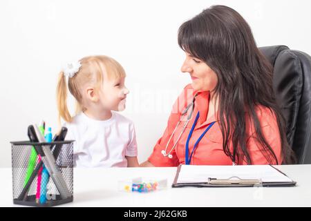 Kleines Mädchen 3-4 Jahre alt bei der Verabredung mit einem Kinderarzt. Sorten von Kinderärzten, Kindermedizin, Immunologe Stockfoto