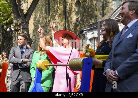 2022-04-27 12:00:02 MAASTRICHT - Prinz Maurits, Prinzessin Alexia, Königin Maxima, Prinzessin Ariana, König Willem-Alexander (lr) während des Königstages in Maastricht. Nach zwei stummen Coronajahren feiern die Holländer wieder wie gewohnt den Königstag. ANP POOL PATRICK VAN KATWIJK niederlande Out - belgien Out Stockfoto