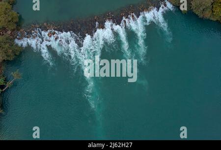 Luftaufnahme des Wasserfalls von Manavgat aus Drone, Antalya, Türkei Stockfoto