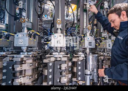 Neutraubling, Deutschland. 25. April 2022. Ein Mitarbeiter der Krones AG arbeitet in der Produktion an einer Streckblasmaschine. Quelle: Armin Weigel/dpa/Alamy Live News Stockfoto