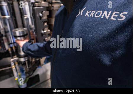 Neutraubling, Deutschland. 25. April 2022. Ein Mitarbeiter der Krones AG arbeitet in der Produktion an einer Streckblasmaschine. Quelle: Armin Weigel/dpa/Alamy Live News Stockfoto