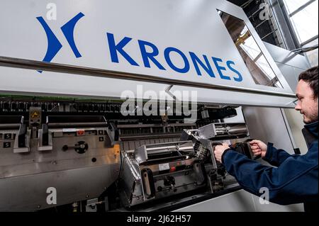Neutraubling, Deutschland. 25. April 2022. Ein Mitarbeiter der Krones AG arbeitet in der Produktion an einer Streckblasmaschine. Quelle: Armin Weigel/dpa/Alamy Live News Stockfoto