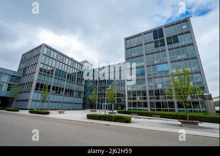 Neutraubling, Deutschland. 25. April 2022. Das Verwaltungsgebäude am Hauptsitz der Krones AG. Quelle: Armin Weigel/dpa/Alamy Live News Stockfoto