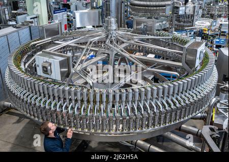 Neutraubling, Deutschland. 25. April 2022. Eine Abfüllanlage in der Produktion der Krones AG. Quelle: Armin Weigel/dpa/Alamy Live News Stockfoto