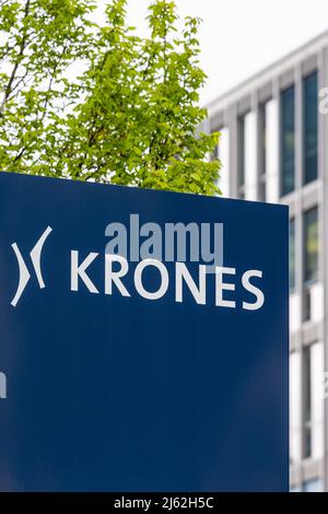 Neutraubling, Deutschland. 25. April 2022. Logo der Krones AG vor einem Verwaltungsgebäude. Quelle: Armin Weigel/dpa/Alamy Live News Stockfoto