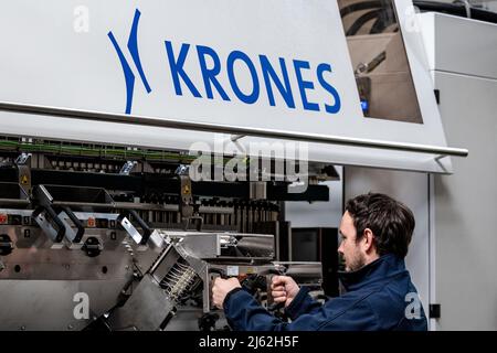 Neutraubling, Deutschland. 25. April 2022. Ein Mitarbeiter der Krones AG arbeitet in der Produktion an einer Streckblasmaschine. Quelle: Armin Weigel/dpa/Alamy Live News Stockfoto