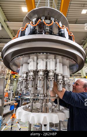 Neutraubling, Deutschland. 25. April 2022. Ein Mitarbeiter der Krones AG arbeitet an einer Abfüllanlage in der Produktion. Quelle: Armin Weigel/dpa/Alamy Live News Stockfoto