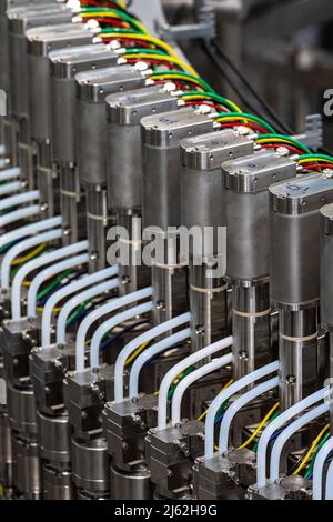 Neutraubling, Deutschland. 25. April 2022. Nahaufnahme einer Abfüllanlage in der Produktion der Krones AG. Quelle: Armin Weigel/dpa/Alamy Live News Stockfoto