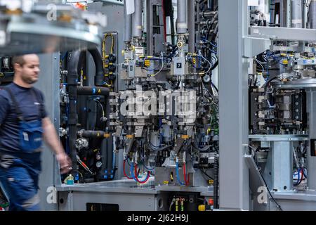 Neutraubling, Deutschland. 25. April 2022. Eine Streckblasmaschine der Krones AG in Produktion. Quelle: Armin Weigel/dpa/Alamy Live News Stockfoto