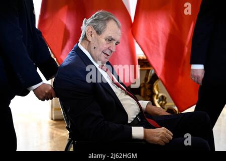 Prag, Tschechische Republik. 27. April 2022. Der tschechische Präsident Milos Zeman empfängt am 27. April seinen polnischen Amtskollegen Andrzej Duda, nicht gesehen, auf der Prager Burg in der Tschechischen Republik. 2022. Kredit: Ondrej Deml/CTK Photo/Alamy Live News Stockfoto