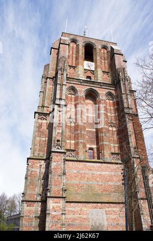 Der Oldehove, ein alter schiefer Kirchturm im Zentrum von Leeuwarden in den Niederlanden Stockfoto