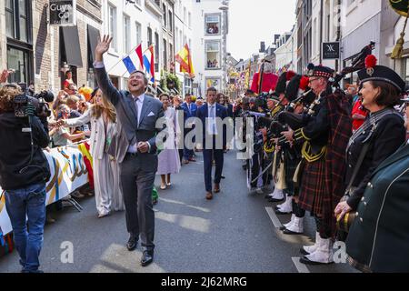 2022-04-27 13:00:19 MAASTRICHT - Atmospherisches Bild mit, unter anderem, König Willem-Alexander, Prinzessin Amalia während des Königstages in Maastricht. Nach zwei stummen Coronajahren feiern die Holländer wie gewohnt den Königstag. ANP POOL PATRICK VAN KATWIJK niederlande Out - belgien Out Stockfoto