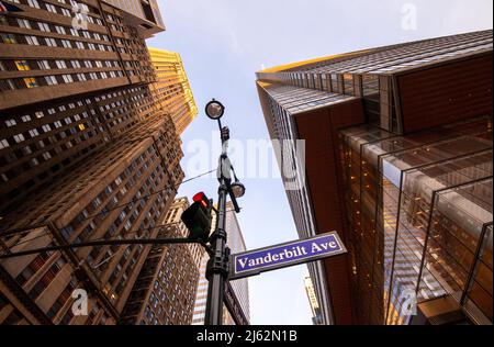 Am frühen Morgen an der Kreuzung von Vanderbilt Ave und East 42. Street in Midtown Manhattan, New York City, USA Stockfoto